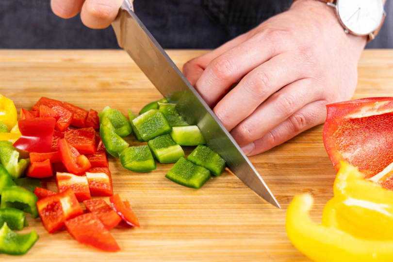 Paprika entkernen und in Würfel schneiden