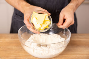 Butter zum Mehl geben..