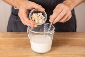 Hefe in Milch geben.