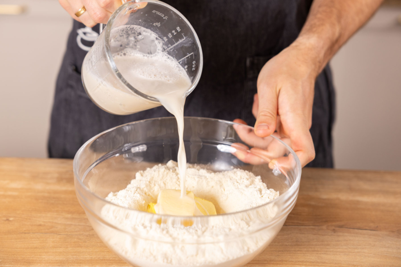 Milch-Hefe-Gemisch in den Teig geben.