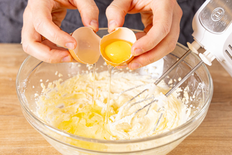 Eier zum Teig schlagen und schaumig schlagen