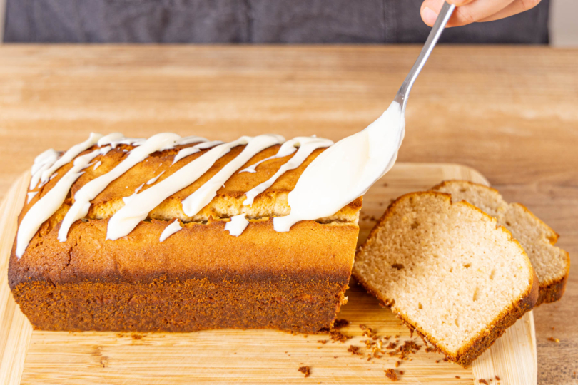 glutenfreien Zitronenkuchen mit Frosting dekorieren