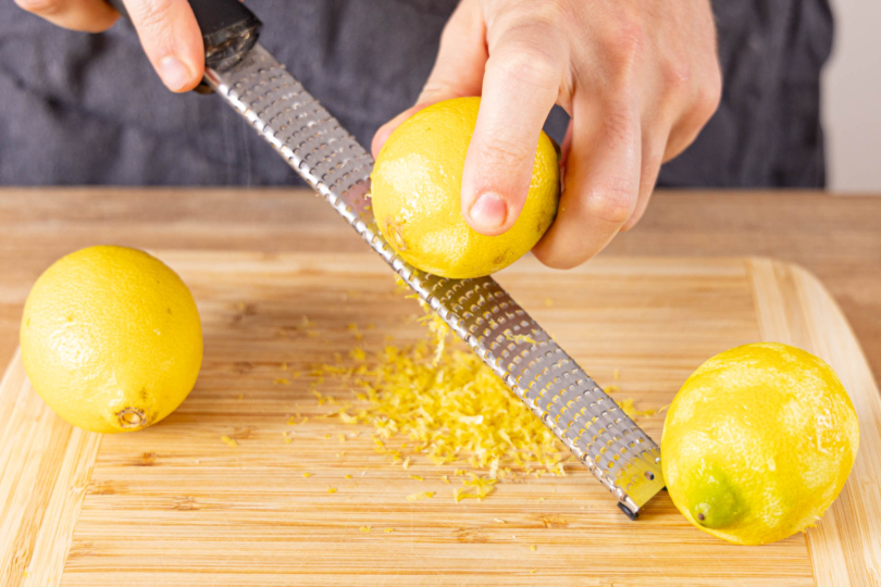 Zitronenschale abreiben und Saft auspressen