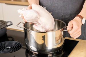 Huhn in einen Topf geben