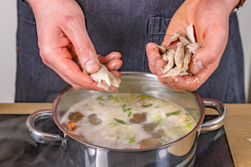 Hähnchenfleisch in den Topf geben