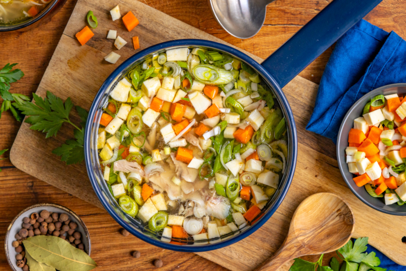 Hühnersuppe mit Hähnchenschenkel