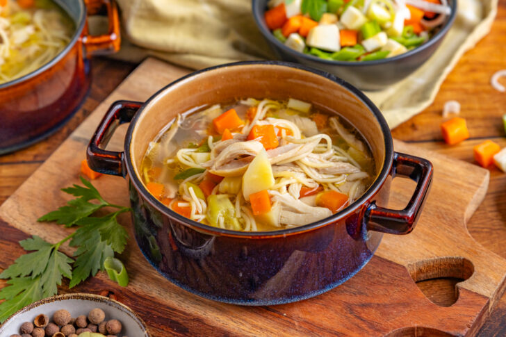 Hühnersuppe mit Hähnchenschenkel