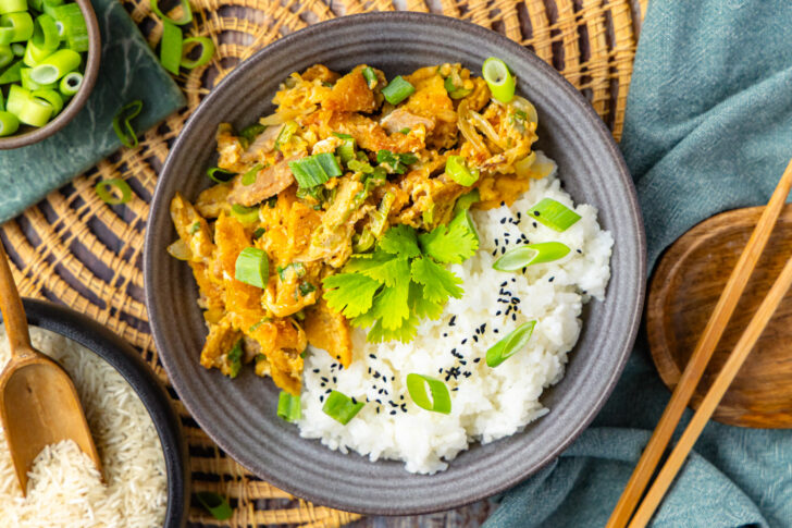 Katsudon: Japanische Reis-Bowl mit knusprigem Schnitzel fertig zubereitet