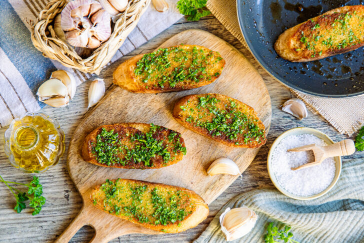 Knoblauchbrot wie beim Griechen aus der Pfanne mit Petersilie und Olivenöl