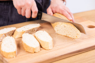 Baguette in Scheiben schneiden