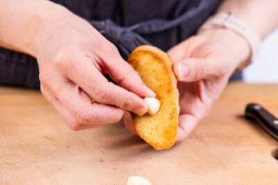 Baguette mit Knoblauch einreiben
