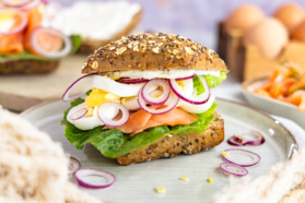 Lachsbrötchen mit Ei und Zwiebeln