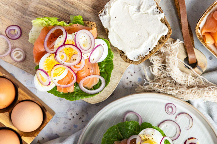 Lachsbrötchen mit Ei und Zwiebeln