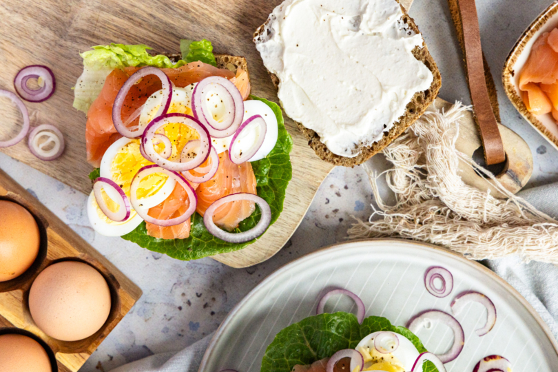 Lachsbrötchen mit Ei und Zwiebeln