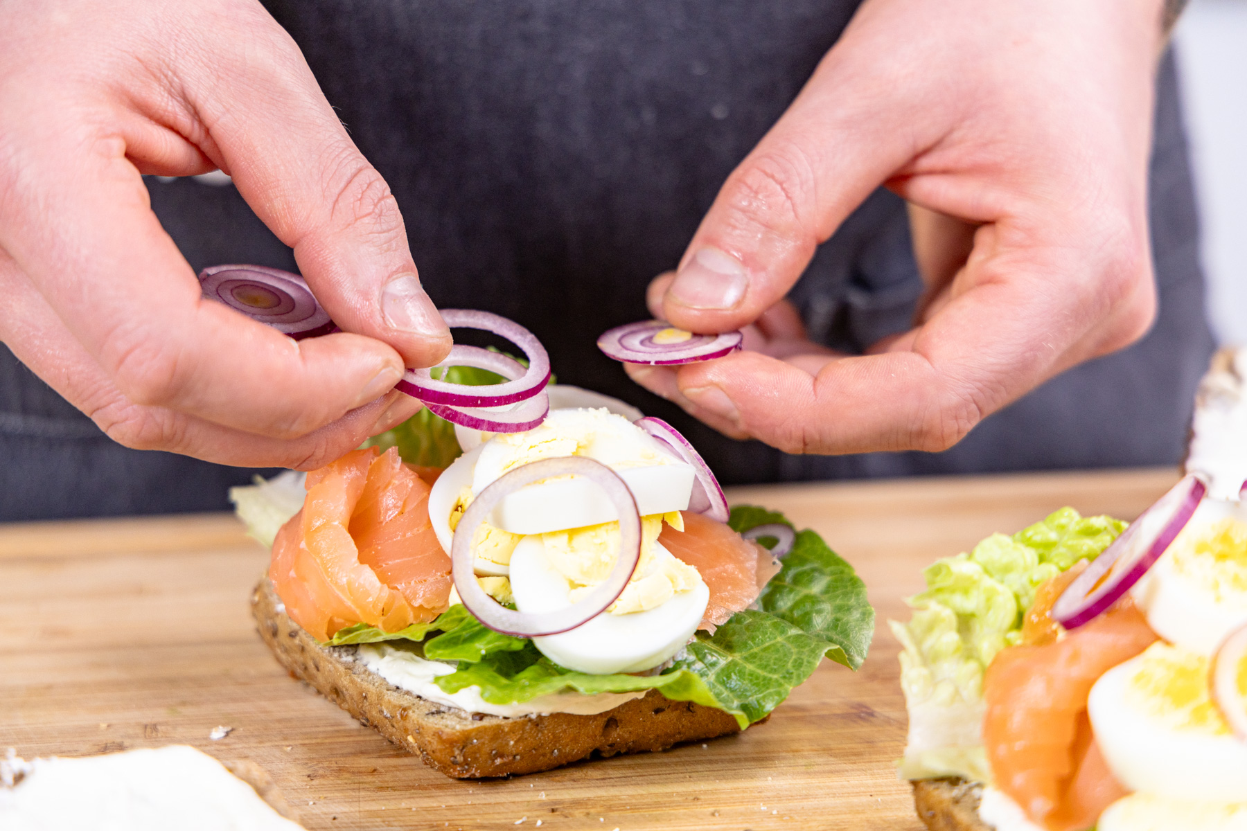 Lachsbrötchen mit Ei und Zwiebeln