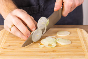 Zwiebelringe schneiden