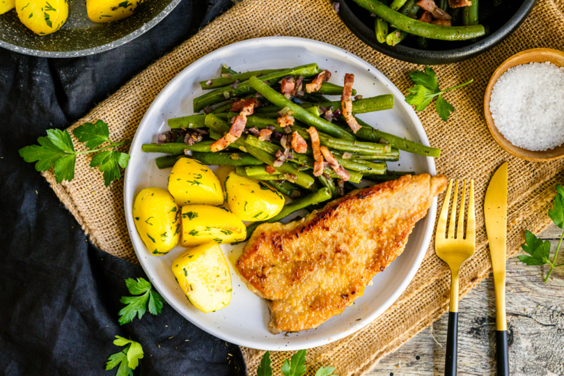 Minutensteak vom Schwein mit grünen Bohnen und Bratkartoffeln