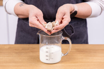Hefe in die Milch bröseln