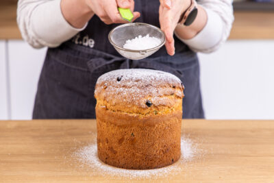 Panettone mit Puderzucker bestäuben