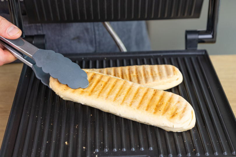 Paninis auf Kontaktgrill toasten