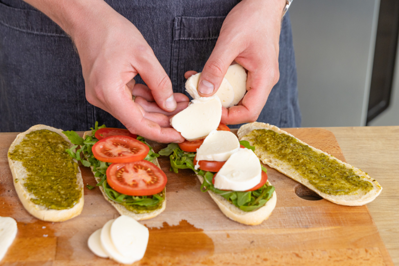 Panini mit Mozzarella belegen