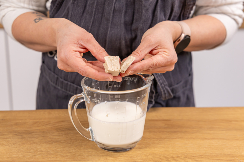 Hefe in Milch auflösen