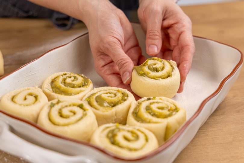 Pistazien-Schnecken in die Auflaufform geben