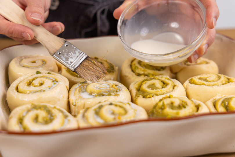 Pistazien-Schnecken mit Milch bestreichen