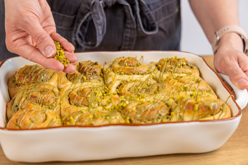 Pistazien-Schnecken dekorieren