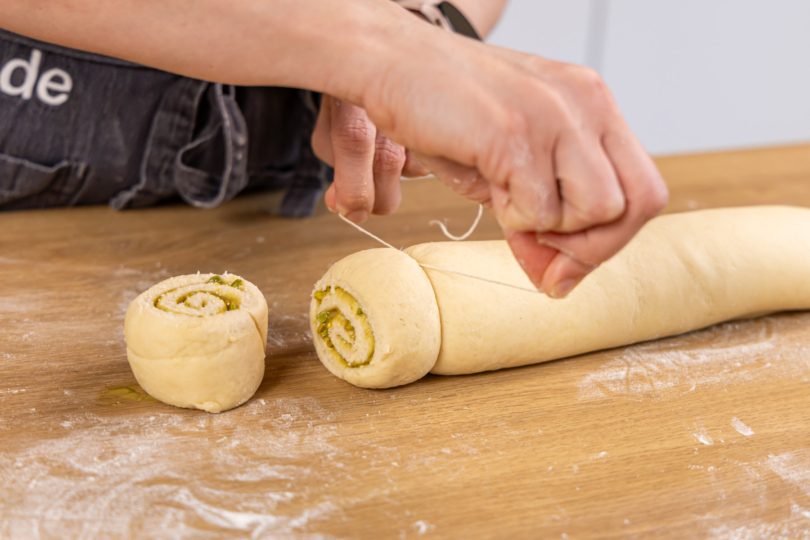 Pistazien-Schnecken in Scheiben schneiden