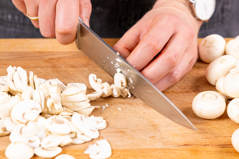 Champigons putzen und in Scheiben schneiden