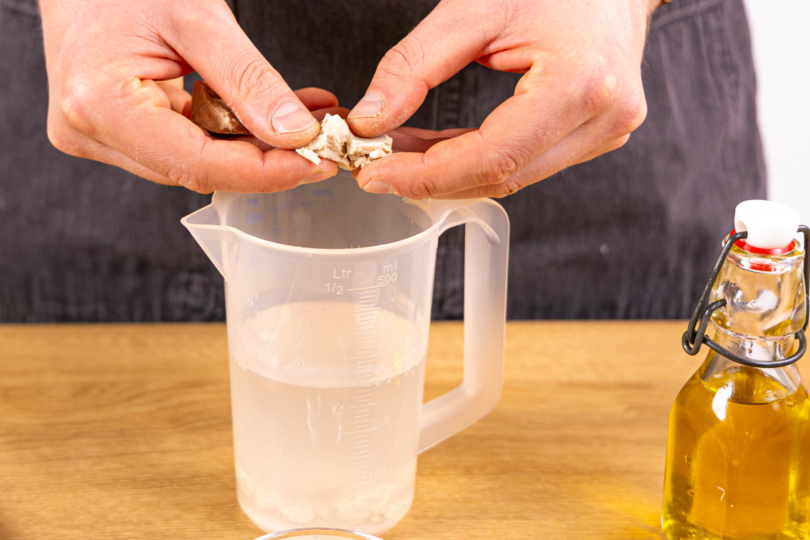 Frische Hefe in lauwarmem Wasser auflösen