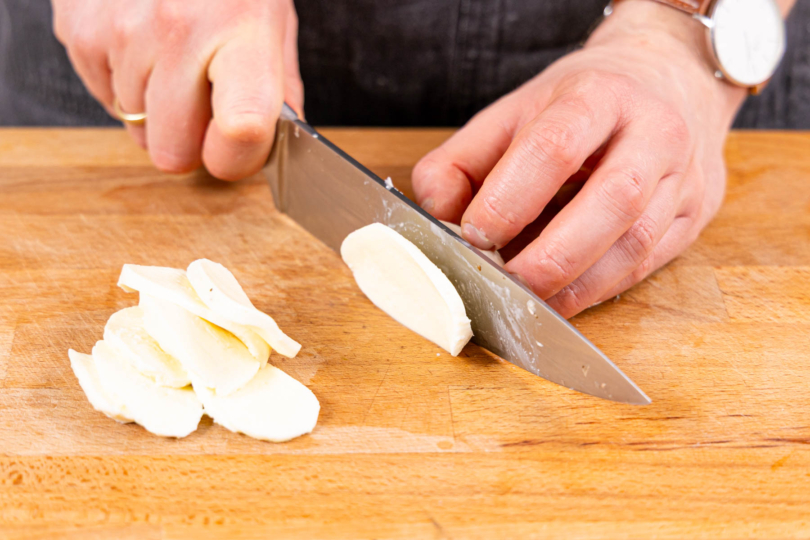 Mozzarella abtropfen lassen und in Scheiben schneiden