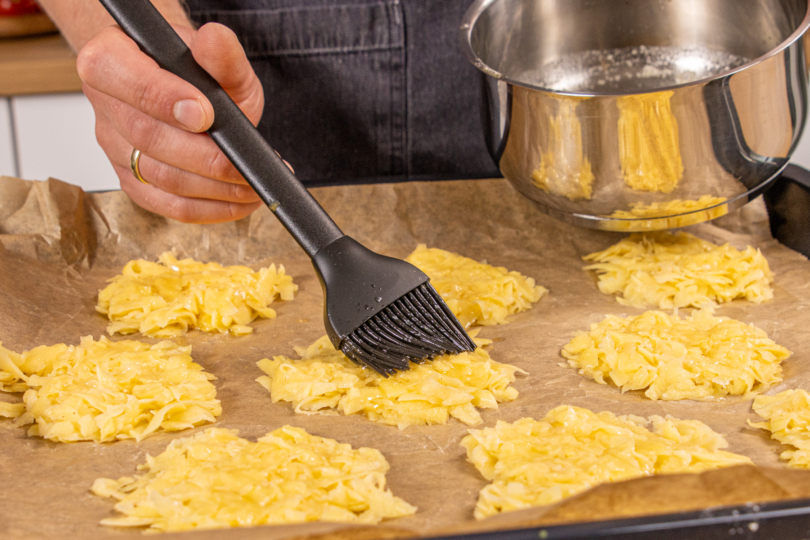 Kartoffelrösti mit Öl einpinseln