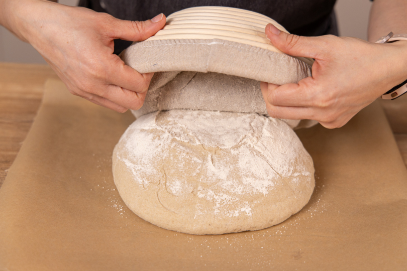 Roggenmischbrot auf das Backpapier geben