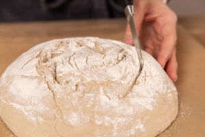 Brot einschneiden