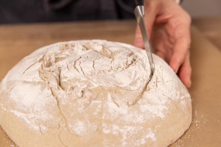Brot einschneiden