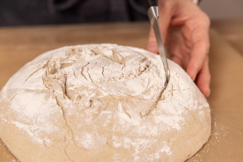 Brot einschneiden