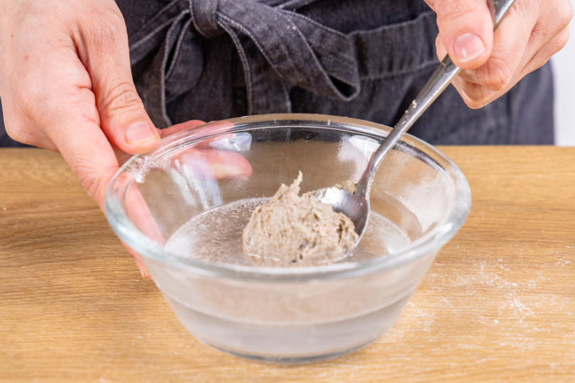 Sauerteig in Wasser aufschwemmen