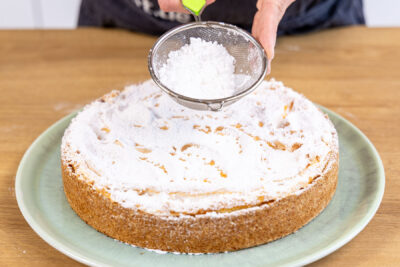 Schneekuchen mit Puderzucker bestäuben