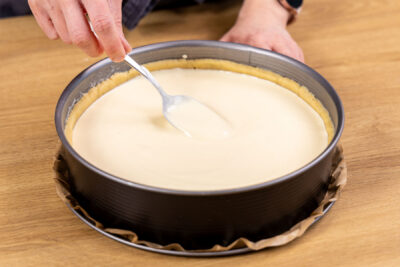 Schmandcreme in die Form füllen