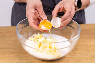 Eier zur Butter und zum Zucker geben