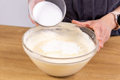 Zucker zur Schmandcreme geben