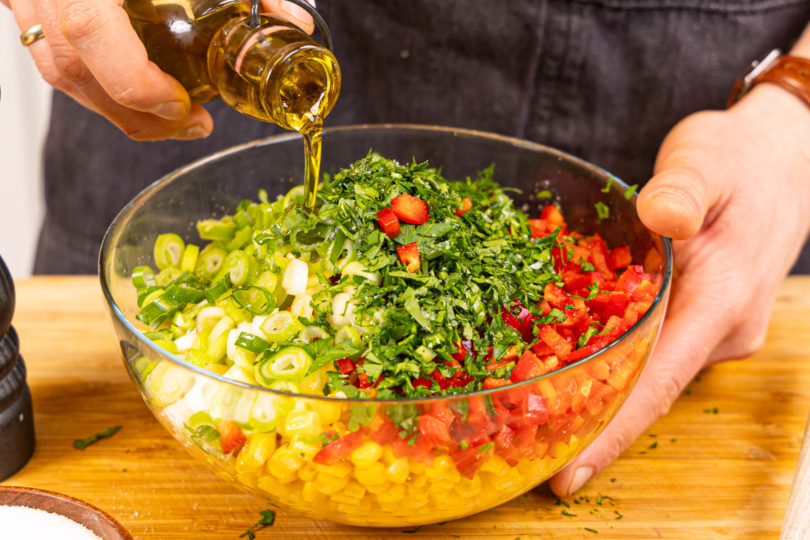 Paprika-Mais-Salat mit Essig-Öl-Dessing marinieren