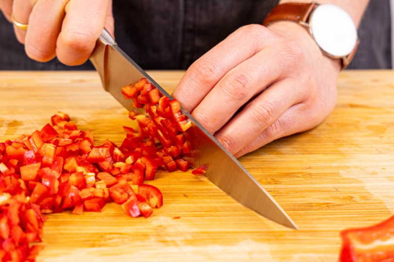 Paprika in Würfel schneiden