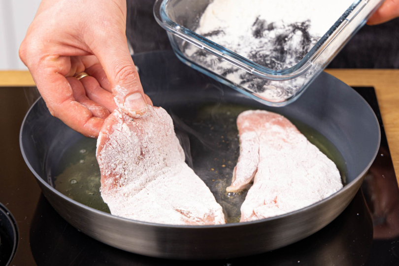 Schnitzel mehlieren und anbraten