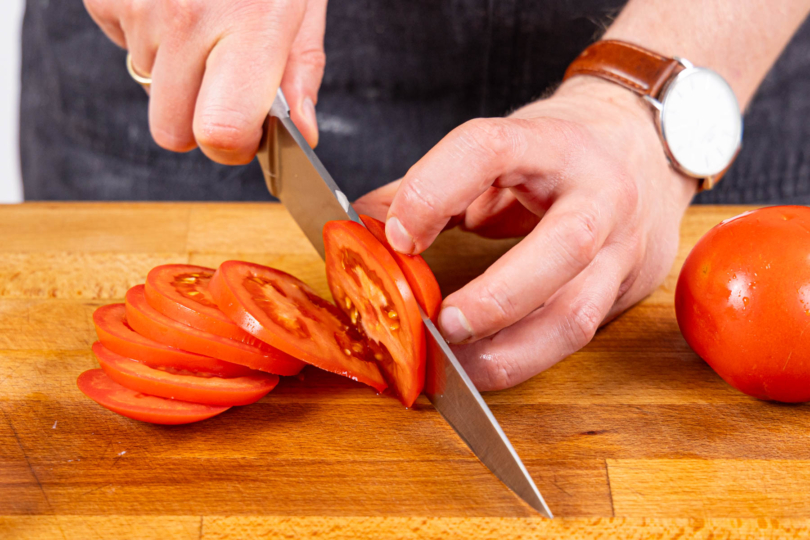 Tomaten in Scheiben schneiden