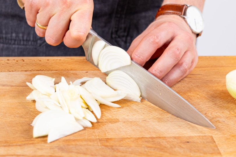 Zwiebel schälen und in Streifen schneiden