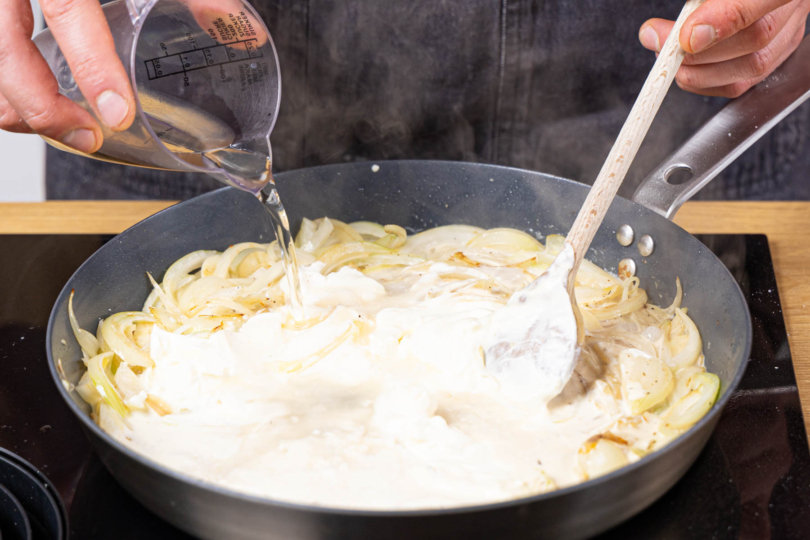 Zwiebel-Sahne-Soße zubereiten