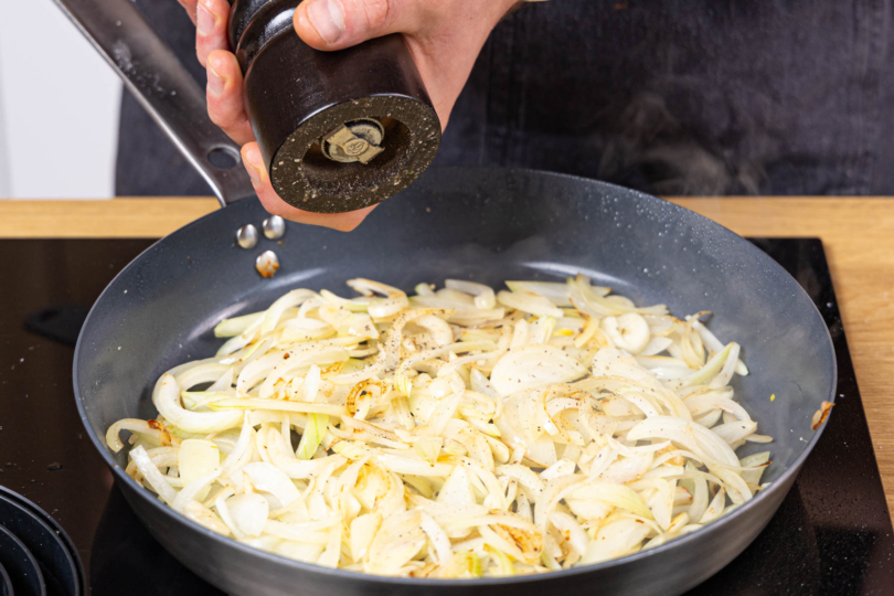 Zwiebelstreifen anbraten und würzen